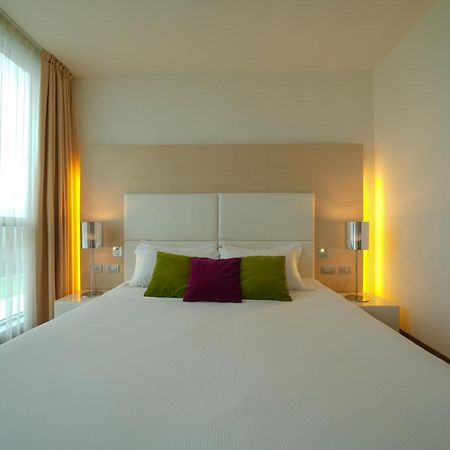 Pisa Tower Plaza Hotel Kültér fotó A room at the hotel