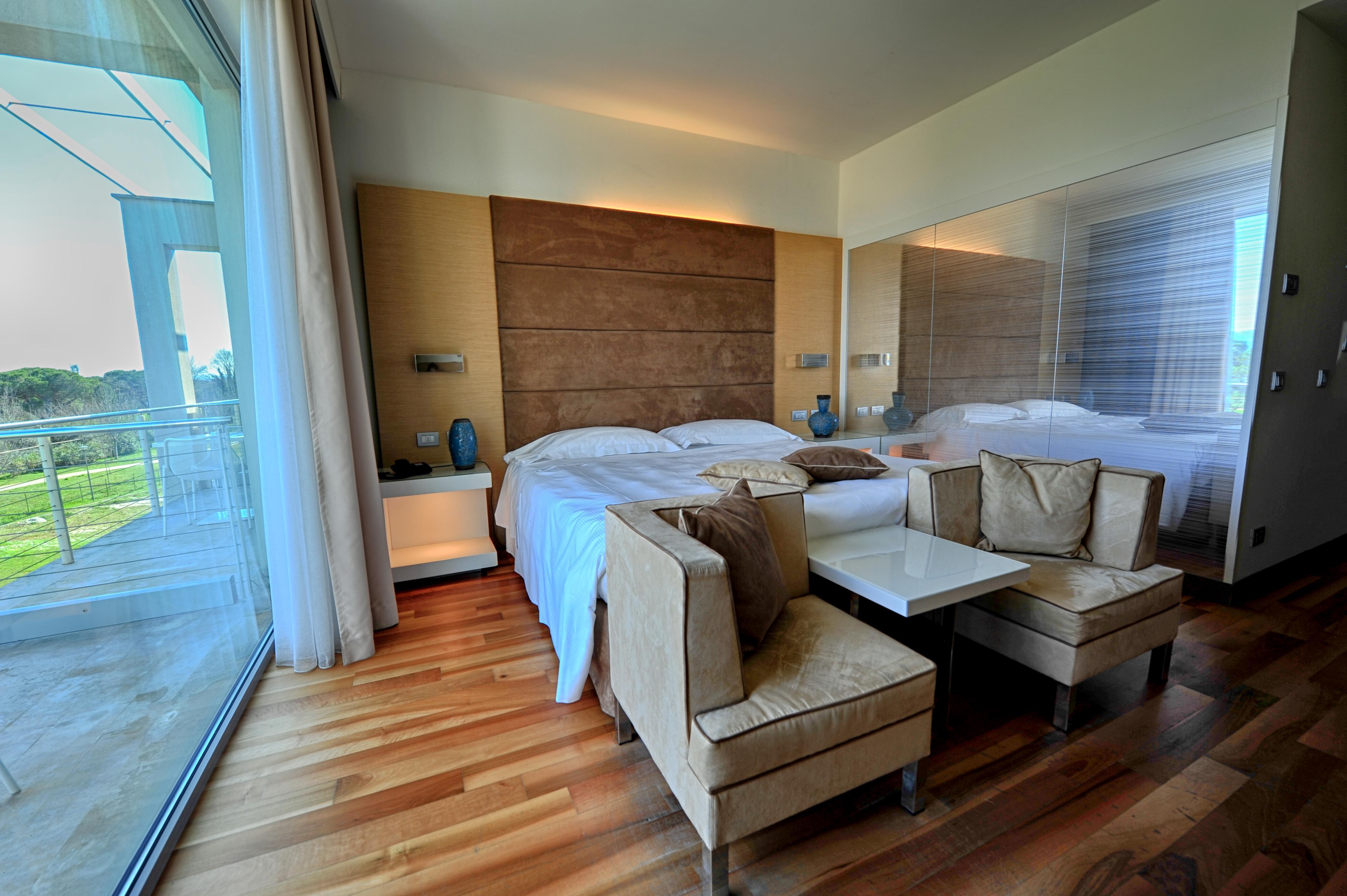 Pisa Tower Plaza Hotel Kültér fotó A room at the hotel