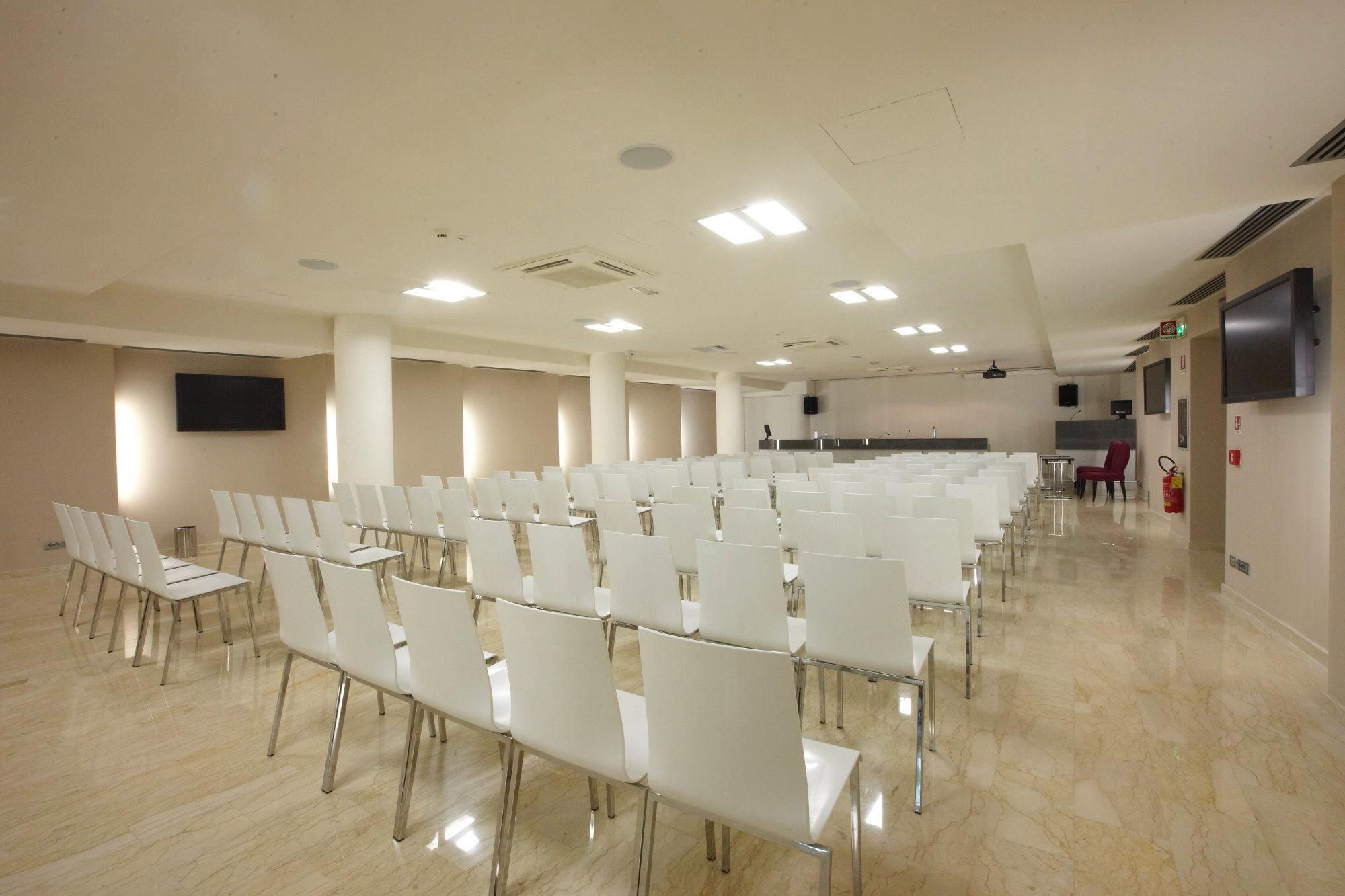 Pisa Tower Plaza Hotel Kültér fotó The conference room