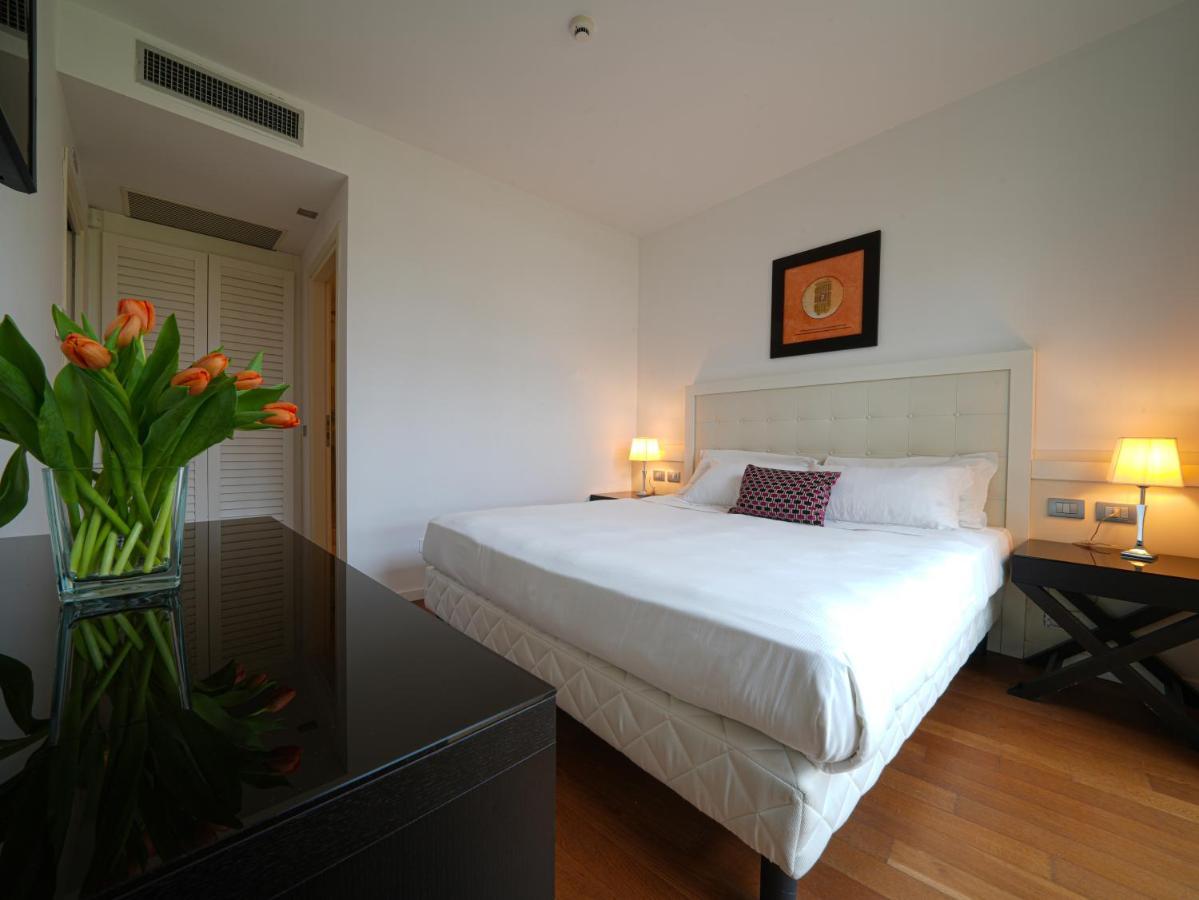 Pisa Tower Plaza Hotel Kültér fotó A bedroom at the hotel