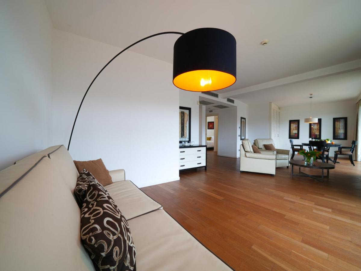 Pisa Tower Plaza Hotel Kültér fotó A floor lamp