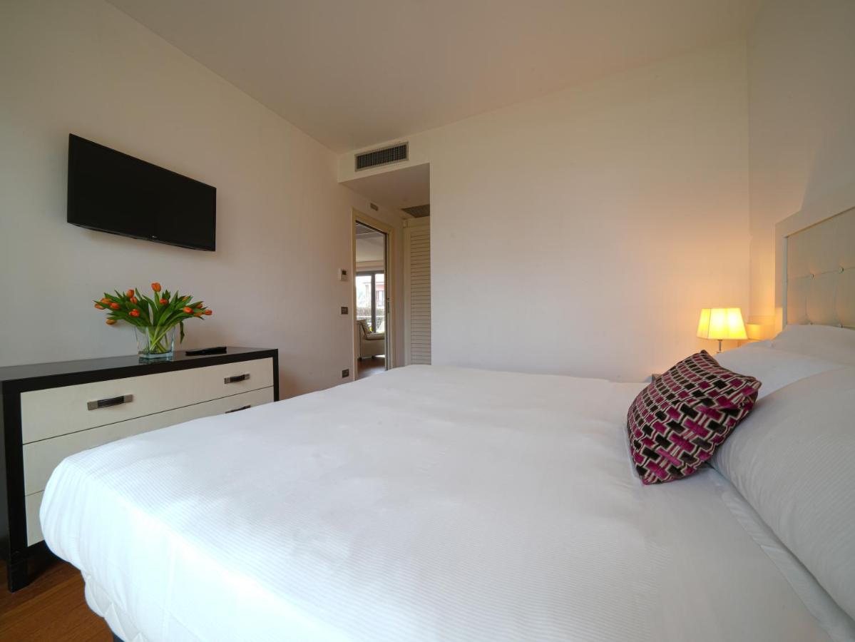 Pisa Tower Plaza Hotel Kültér fotó A bedroom at the hotel