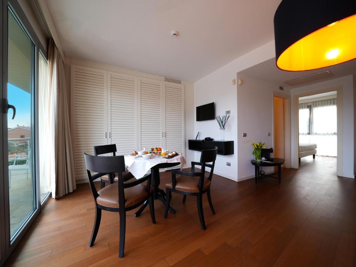Pisa Tower Plaza Hotel Kültér fotó A typical apartment