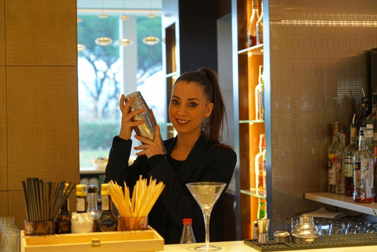 Pisa Tower Plaza Hotel Kültér fotó A bartender shaking a cocktail