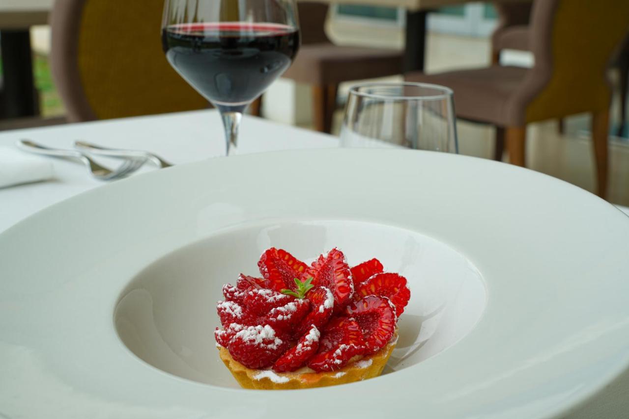 Pisa Tower Plaza Hotel Kültér fotó A dessert at the restaurant