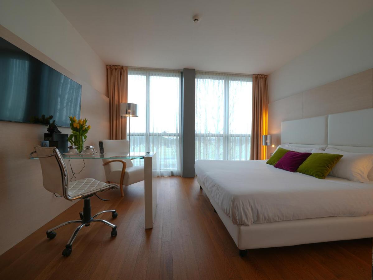 Pisa Tower Plaza Hotel Kültér fotó A typical room at the hotel