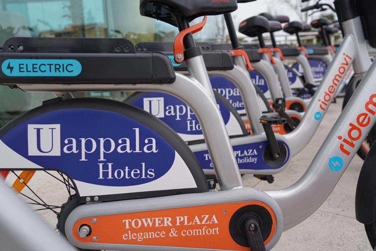 Pisa Tower Plaza Hotel Kültér fotó Electric bicycles at the airport