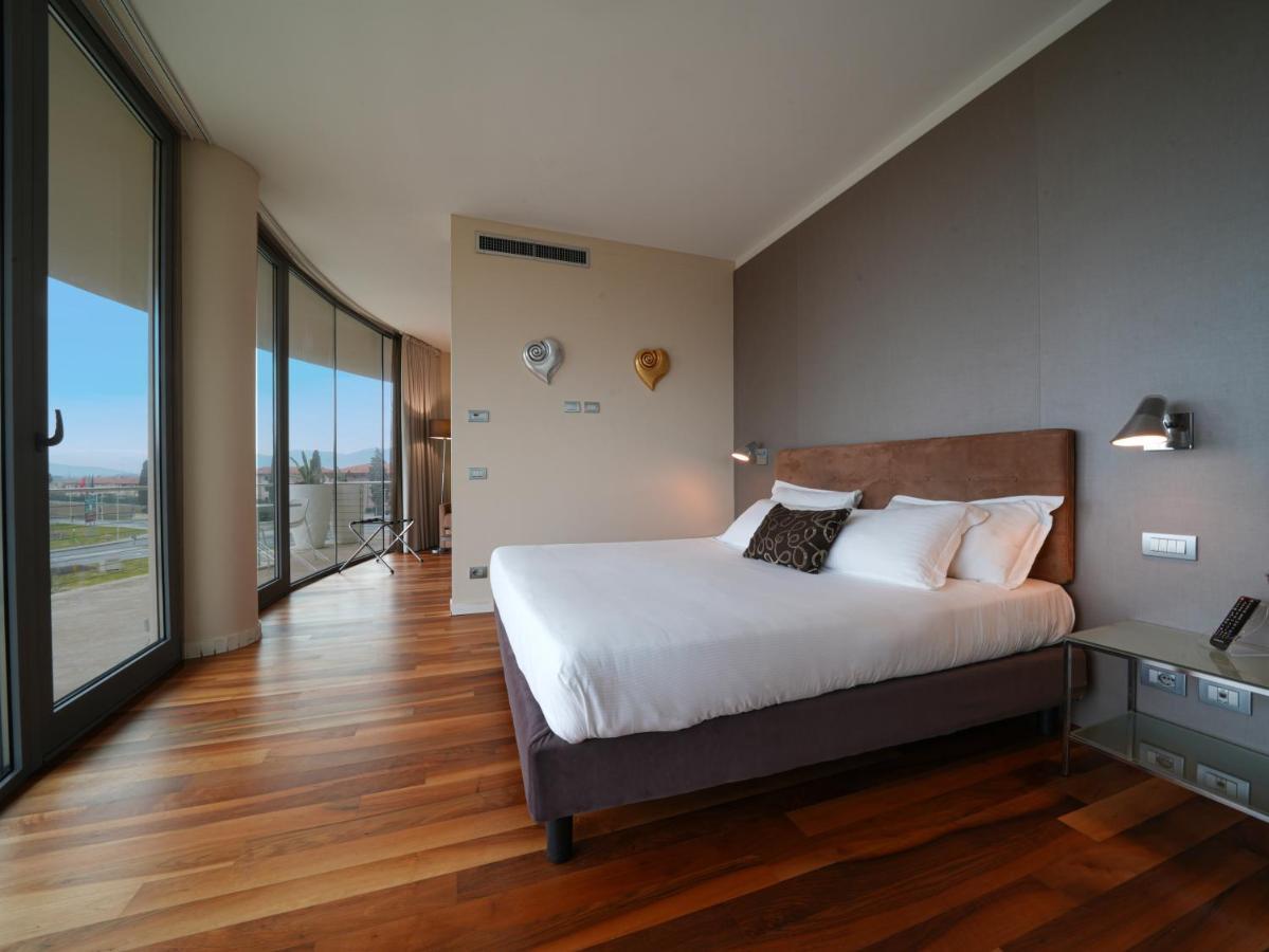 Pisa Tower Plaza Hotel Kültér fotó A bedroom at the hotel