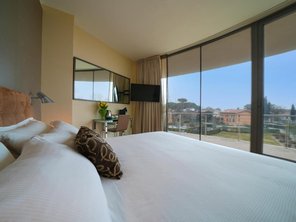 Pisa Tower Plaza Hotel Kültér fotó A room at the hotel