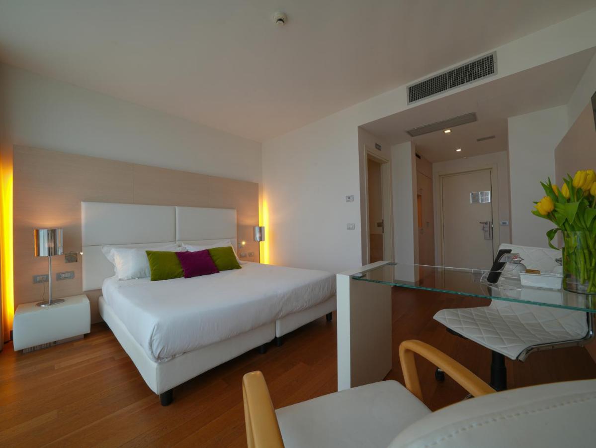 Pisa Tower Plaza Hotel Kültér fotó A room at the hotel