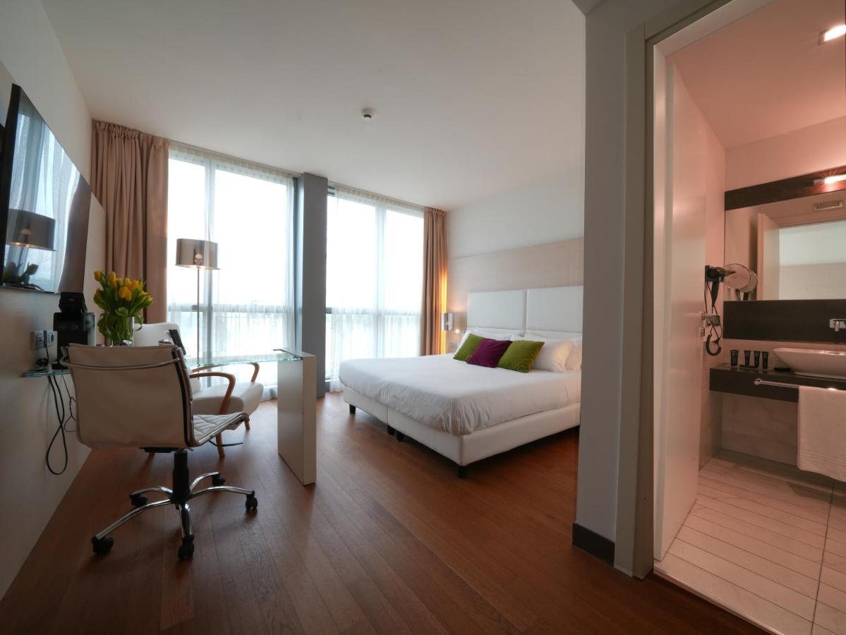Pisa Tower Plaza Hotel Kültér fotó A typical room at the hotel