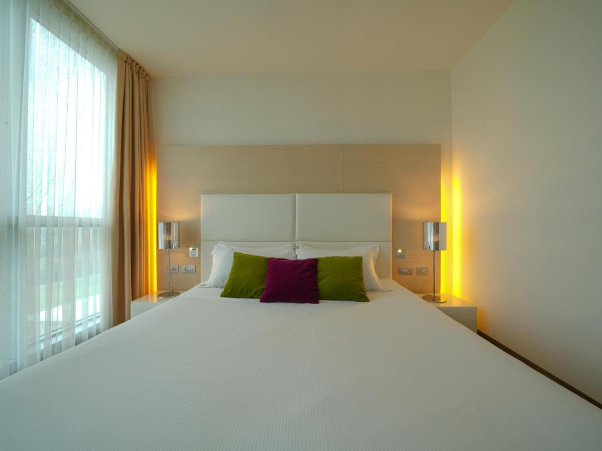Pisa Tower Plaza Hotel Kültér fotó A room at the hotel
