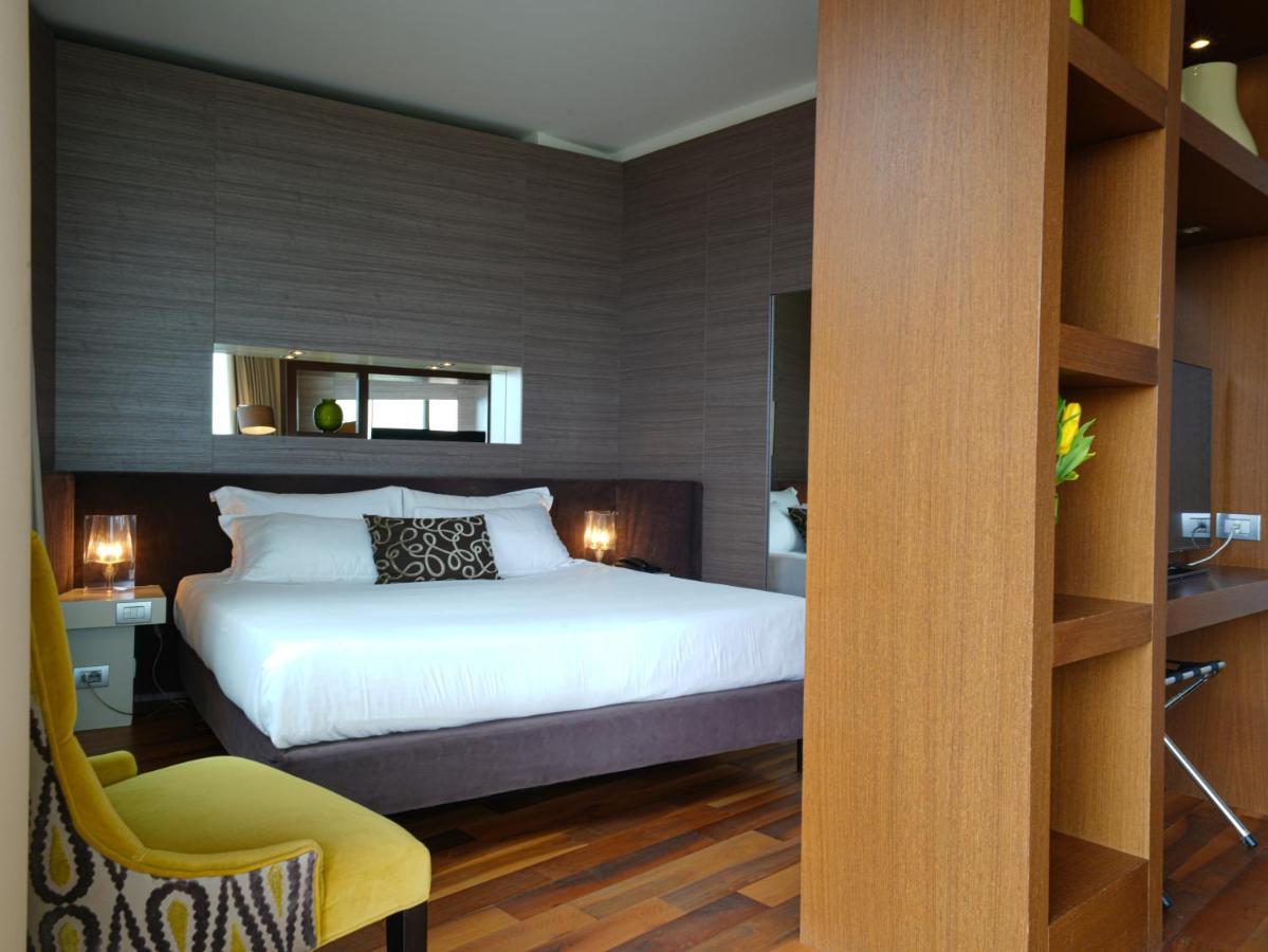 Pisa Tower Plaza Hotel Kültér fotó A bedroom at the hotel