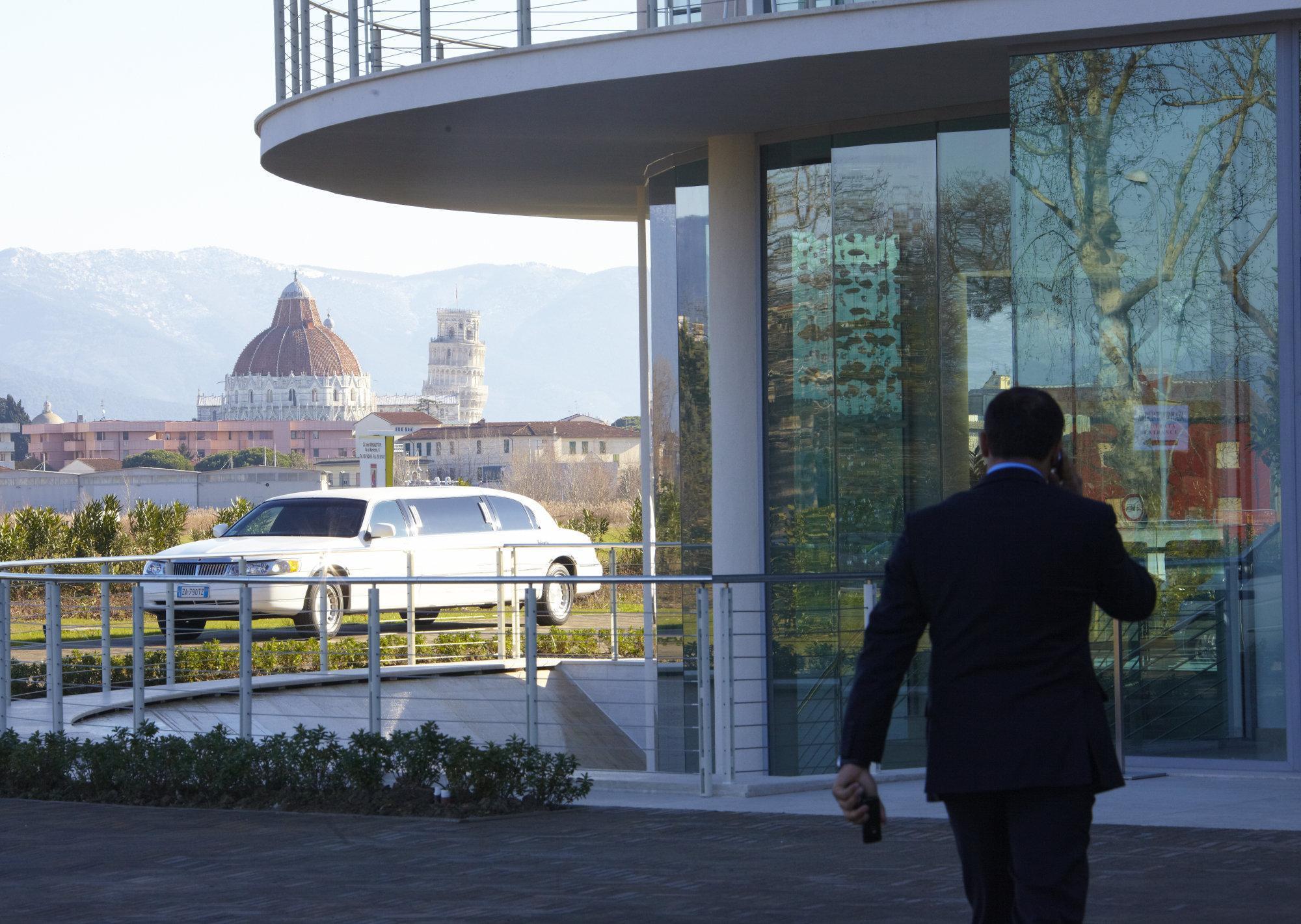 Pisa Tower Plaza Hotel Kültér fotó A chauffeur in Italy