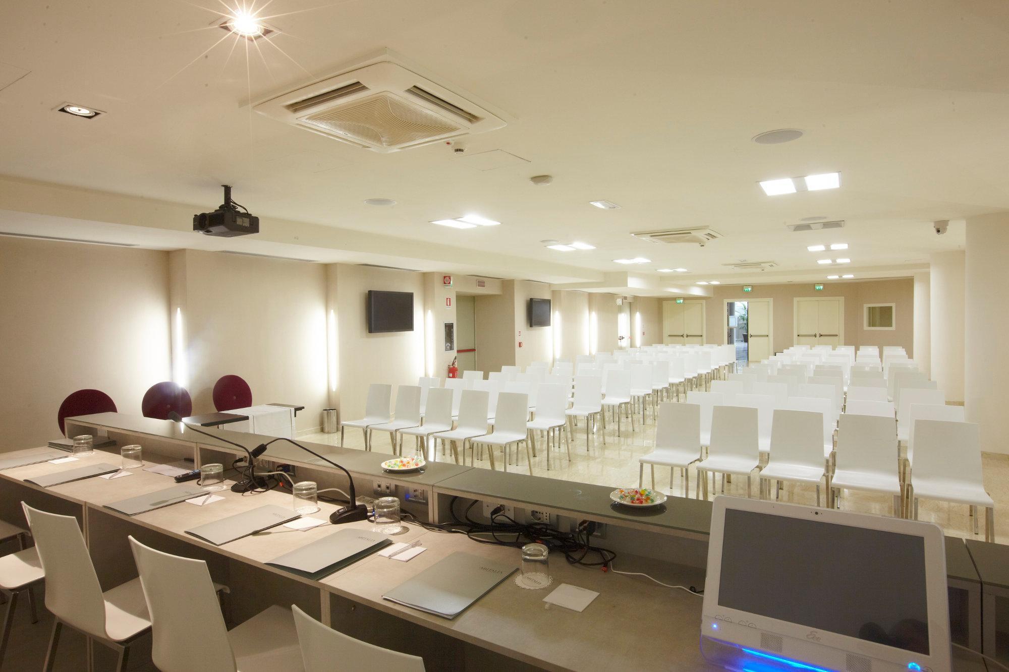 Pisa Tower Plaza Hotel Kültér fotó The conference room