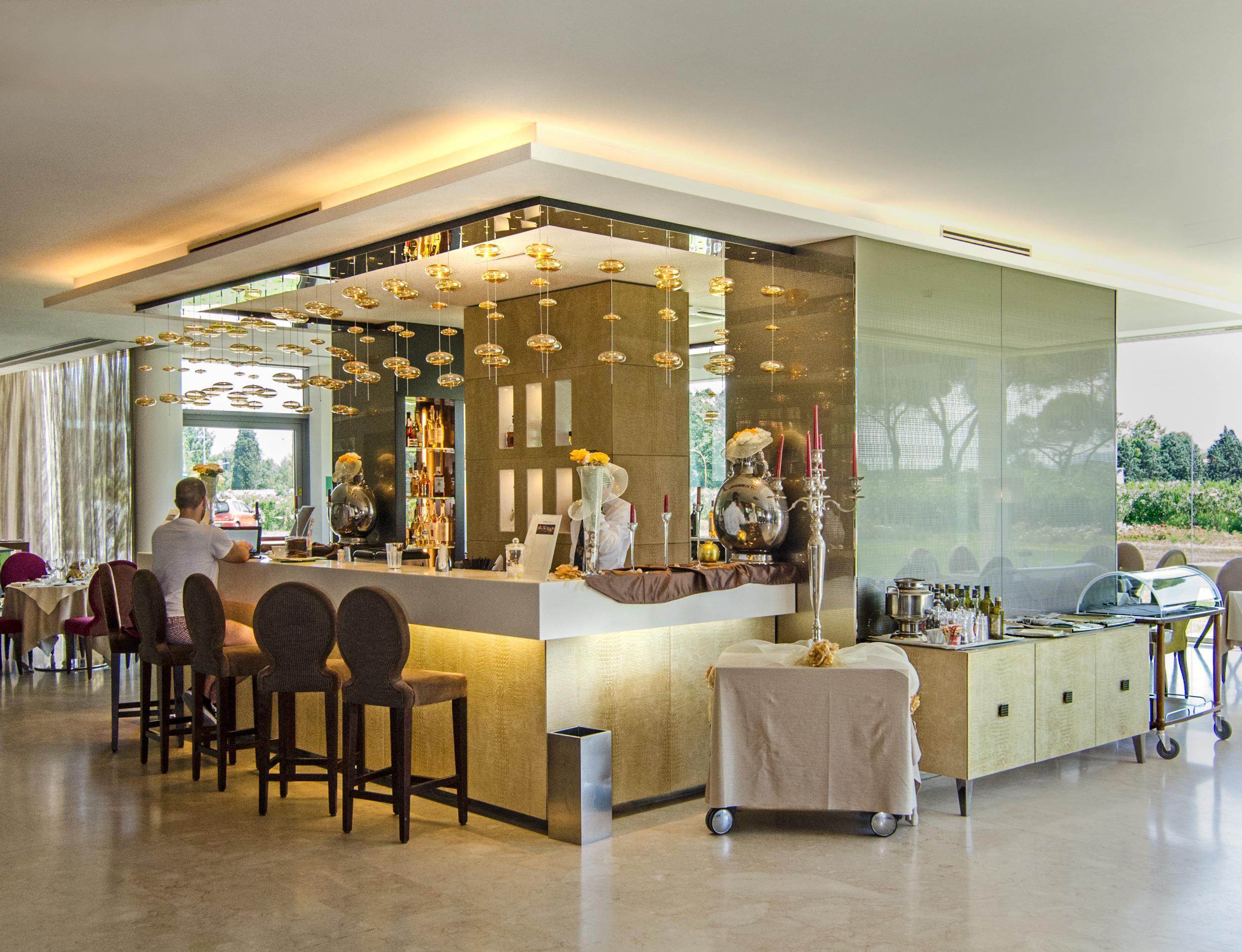 Pisa Tower Plaza Hotel Kültér fotó The bar at the lobby
