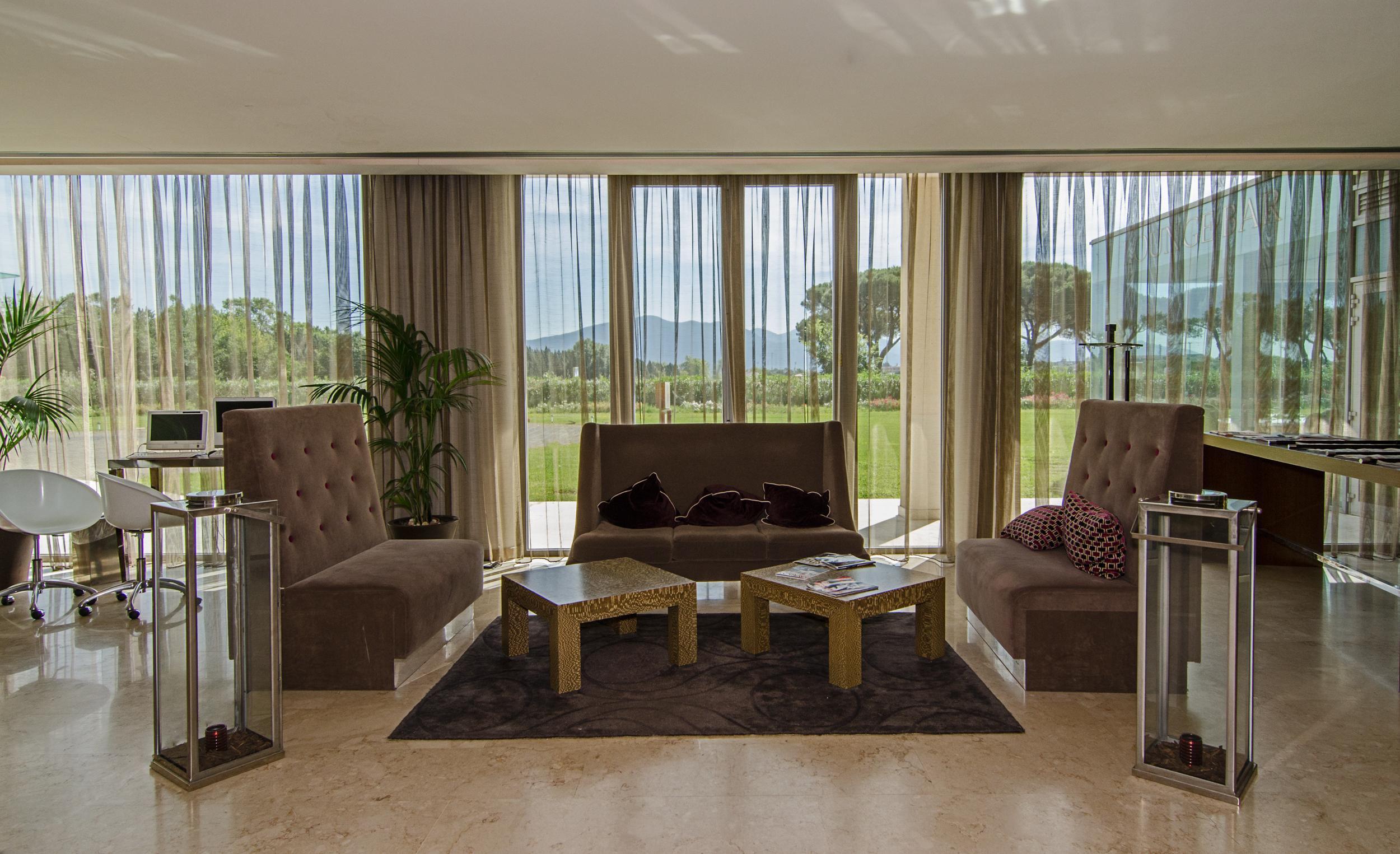 Pisa Tower Plaza Hotel Beltér fotó The interior of the clubhouse