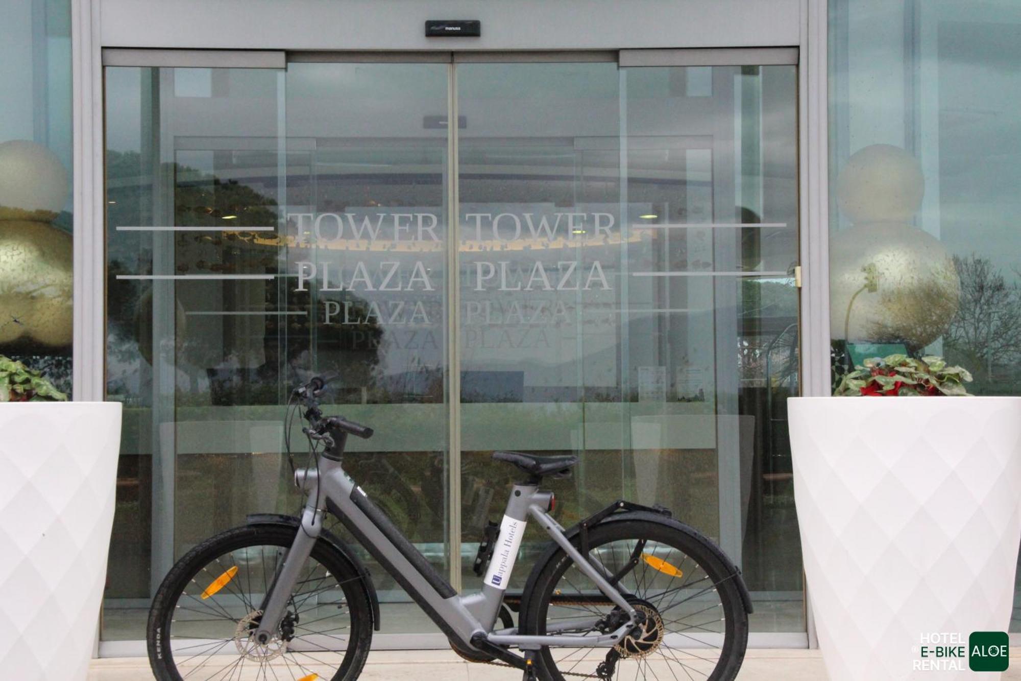 Pisa Tower Plaza Hotel Kültér fotó A bicycle at the entrance of a shopping mall