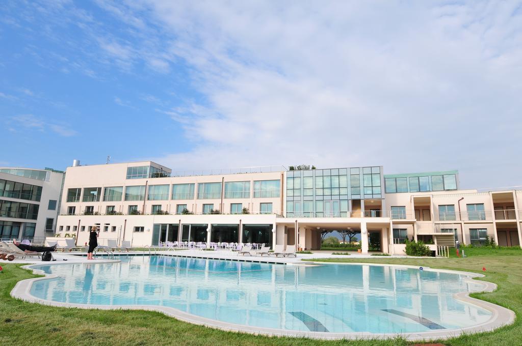 Pisa Tower Plaza Hotel Kültér fotó The pool at the hotel